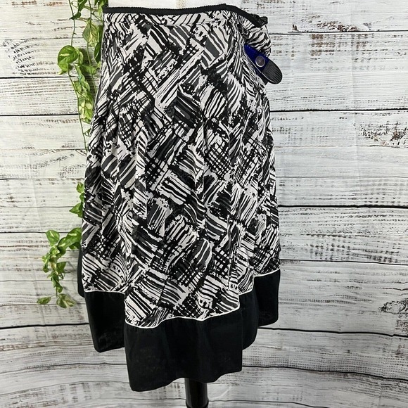 Talbots Skirt 6 Petite Black White Silk Pleated Knee Modest Career Wedding Slim - Picture 7 of 10